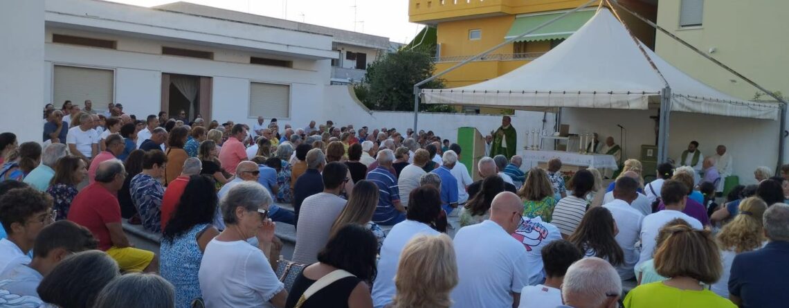 S.E. Mons. Michele visita la comunità di Torre dell’Orso #visitapastoralelecce #diocesilecce #torredellorso